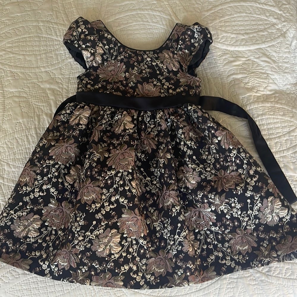 Formal 4t dress with bow enclosures in back
